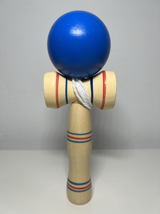 Kendama de Lemn cu Bila Colorata (NOUĂ)