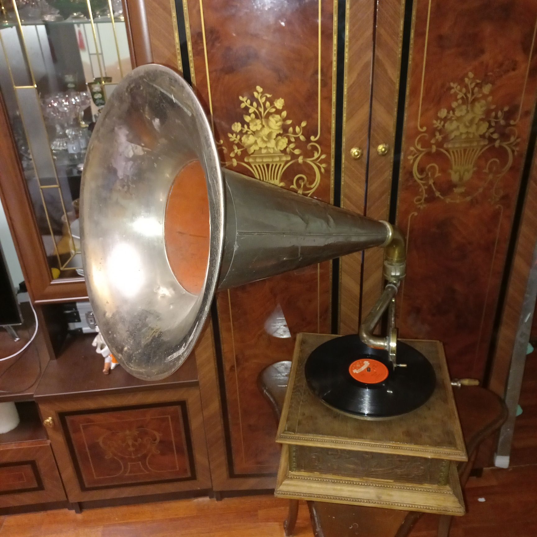 Старинный граммофон начало XX века
