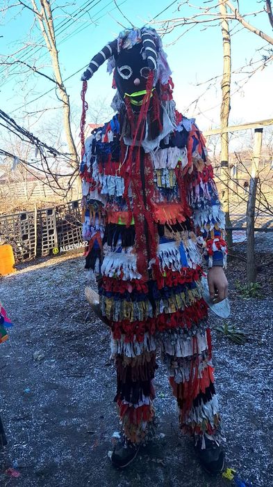 Vând costum tradițional  negociabil