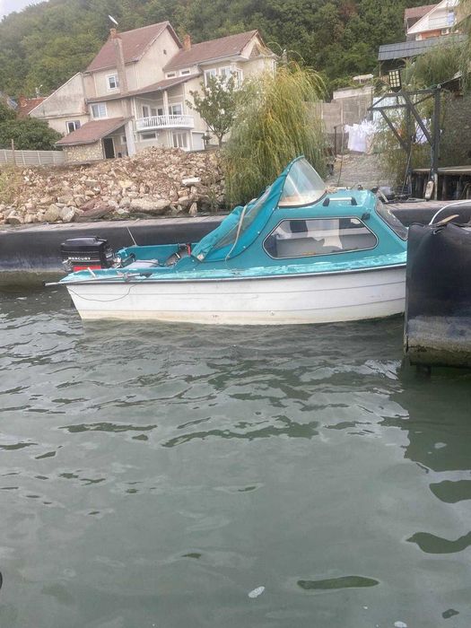 Vand ieftin barca cabinata