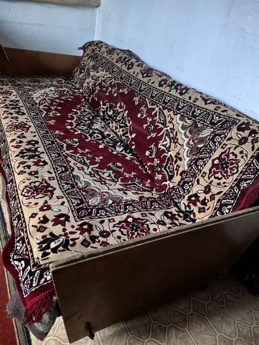 Отдам бесплатно старый диван , самовывоз