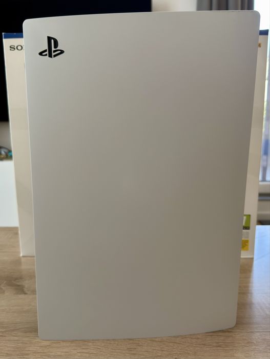 PlayStation 5 Disc Edition, с два контролера и зарядна станция