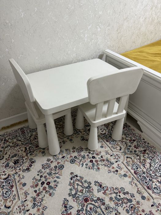 Детский столи стульями от  IKEA