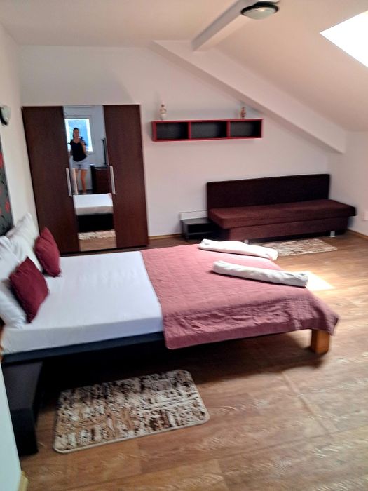 Cazare muncitori români și asiatici