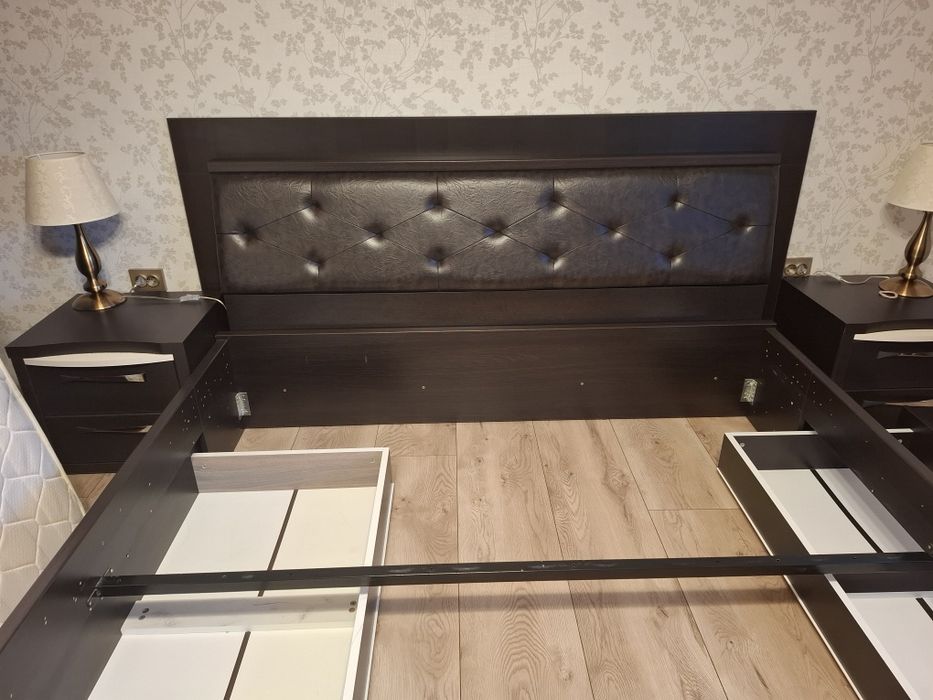 Vând cadru de pat cu noptiere