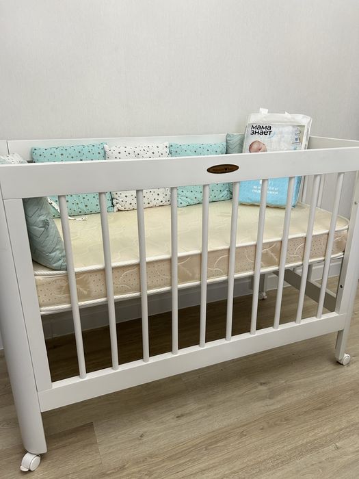 Кровать детская, матрас, бортики, подгузник