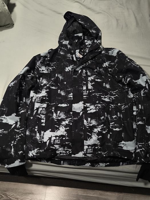 Ново мъжко яке подходящо за ски или преходи в планина .