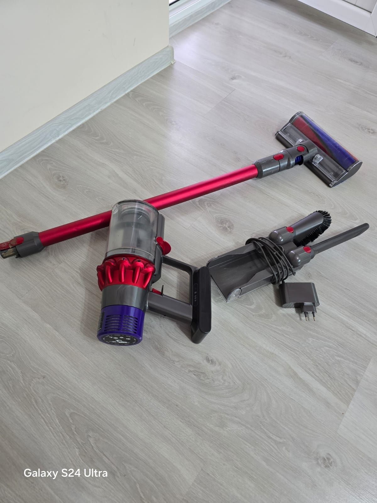 Вертикална прахосмукачка Dyson V10