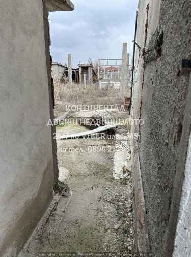 код.62560. Стара запусната къща тухла и бетон 50м2 в двор 630м2.