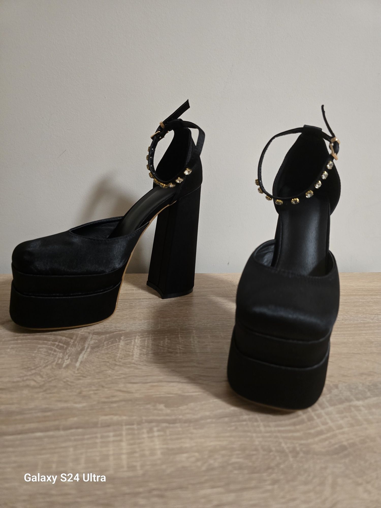 Сатенени високи обувки модел Versace