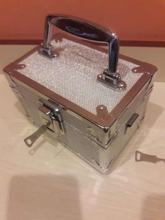 Caseta bijuterii cu maner si doua chei