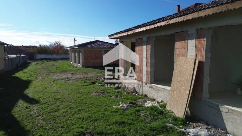 Едноетажна новострояща се къща за продажба, с двор, в с. Калиманци, на