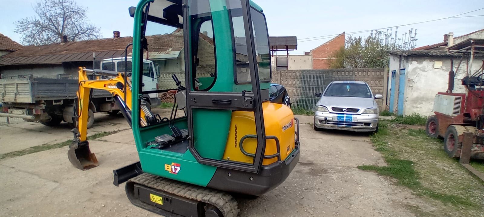 Miniexcavator yanmar