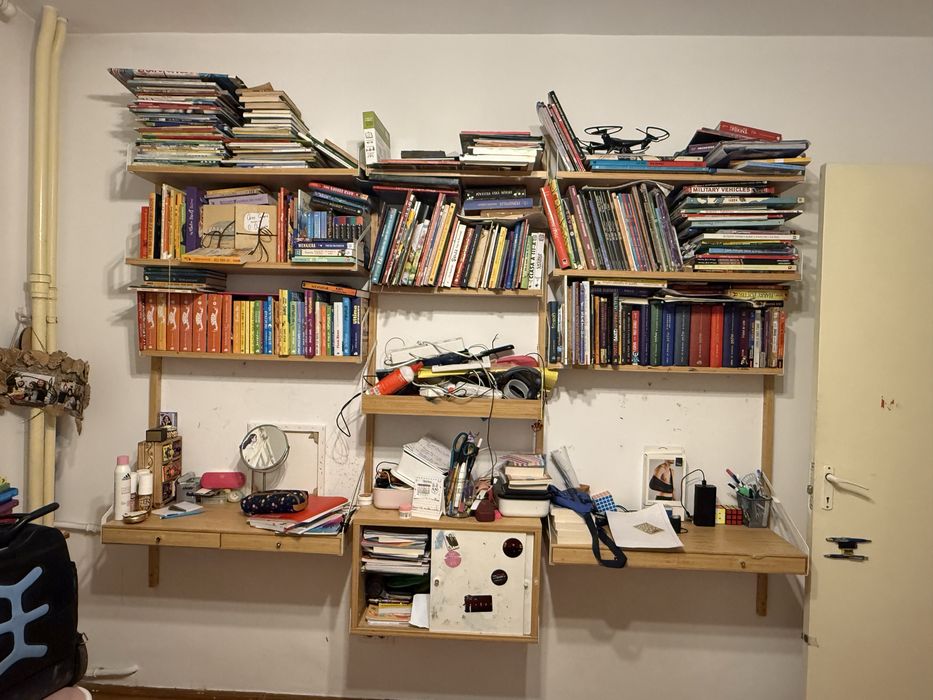 Biblioteca suspendata camera copii