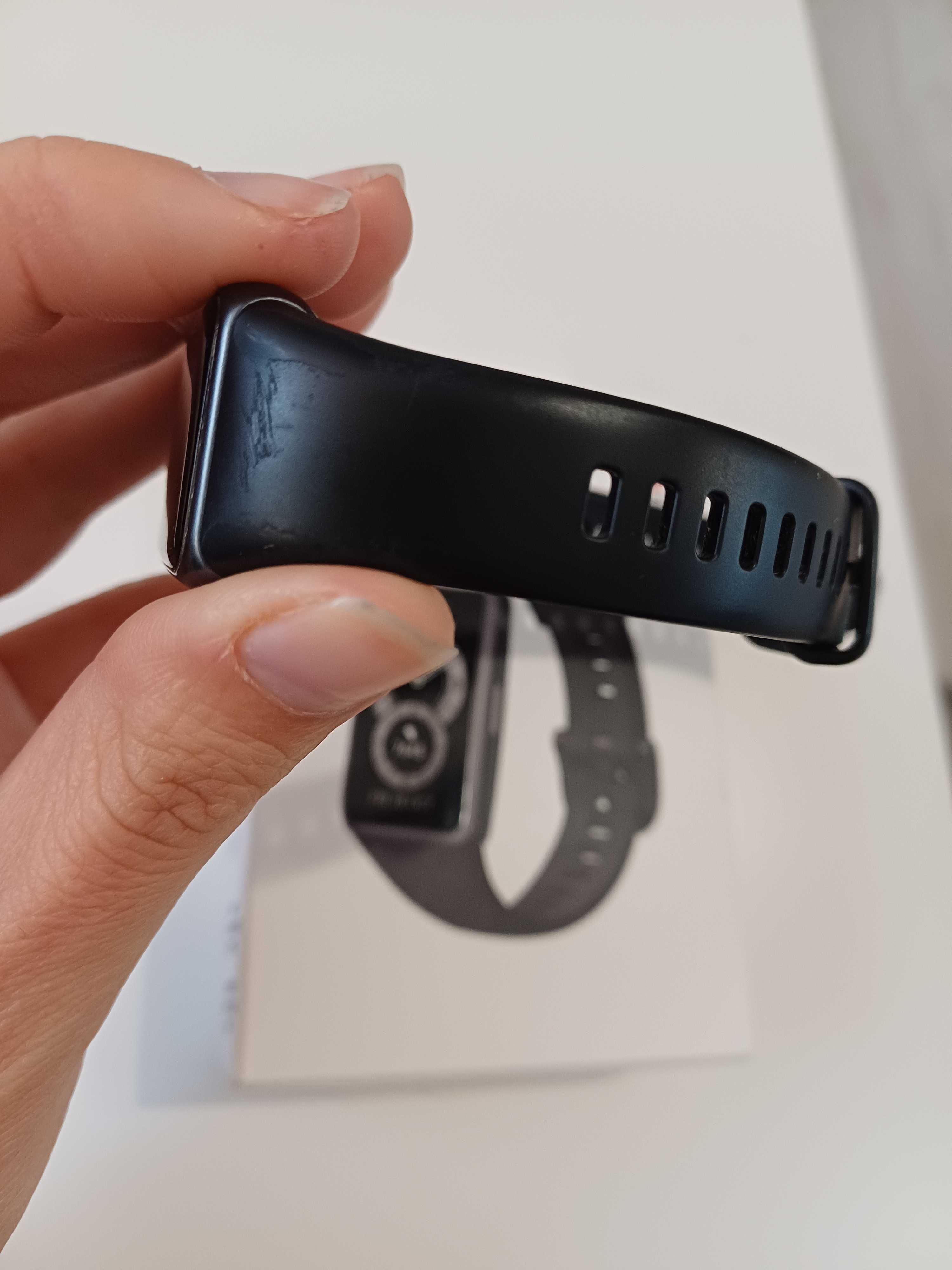 Смарт часовник Huawei Band 6