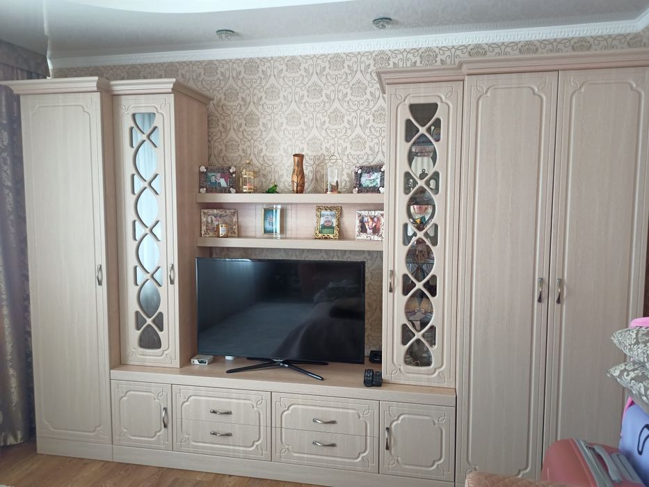 Продам стенку  фабрика Мерей + стол книжка