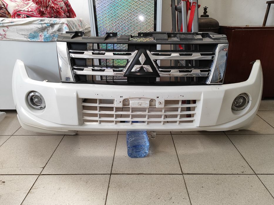 Передний бампер, решетка радиатора, противотуманки Паджеро 4