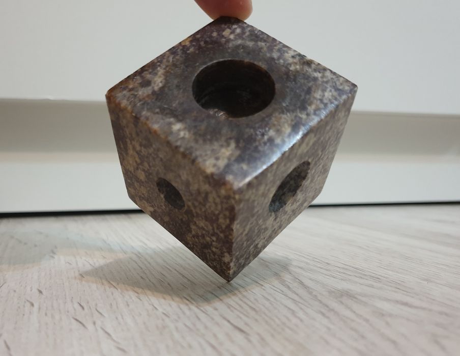 Suport lumanare minimalist din marmura, fiecare latura e diferita