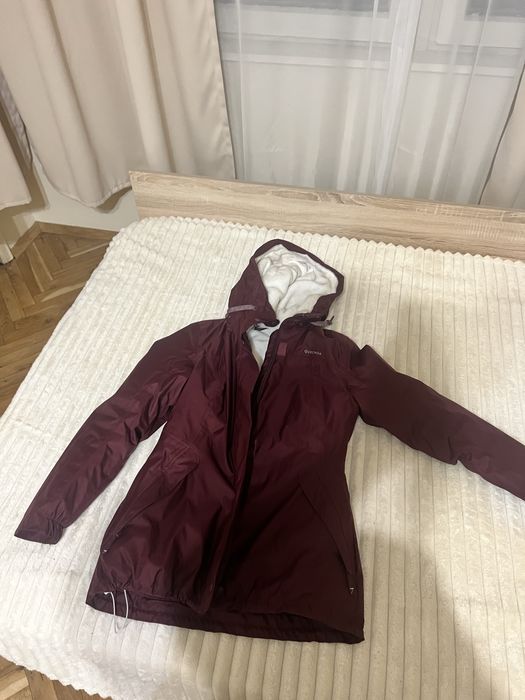 Зимно спортно яке от Декатлон на марката Quechua