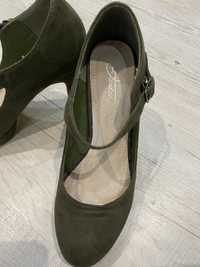 Маслено зелени обувки на ток