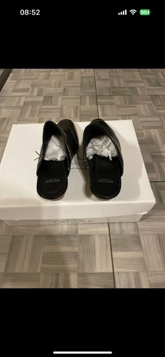 Vand saboti eleganti de piele ca noi