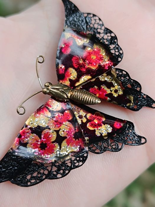 Brosa vintage fluture filigran cu email și flori roz