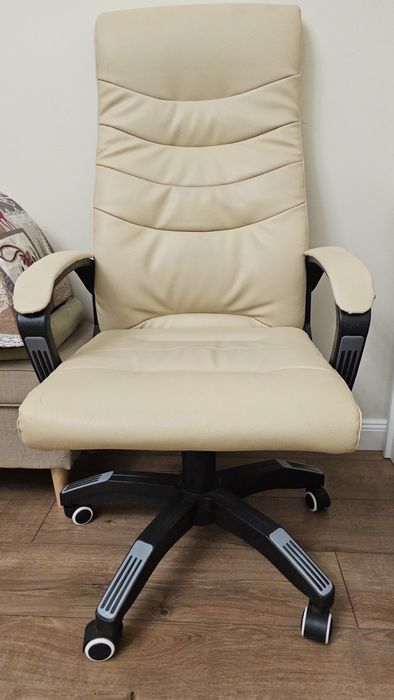 Кожаное кресло в отличном состоянии