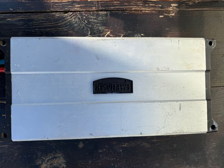 Усилвателят е от марката EMPHASER