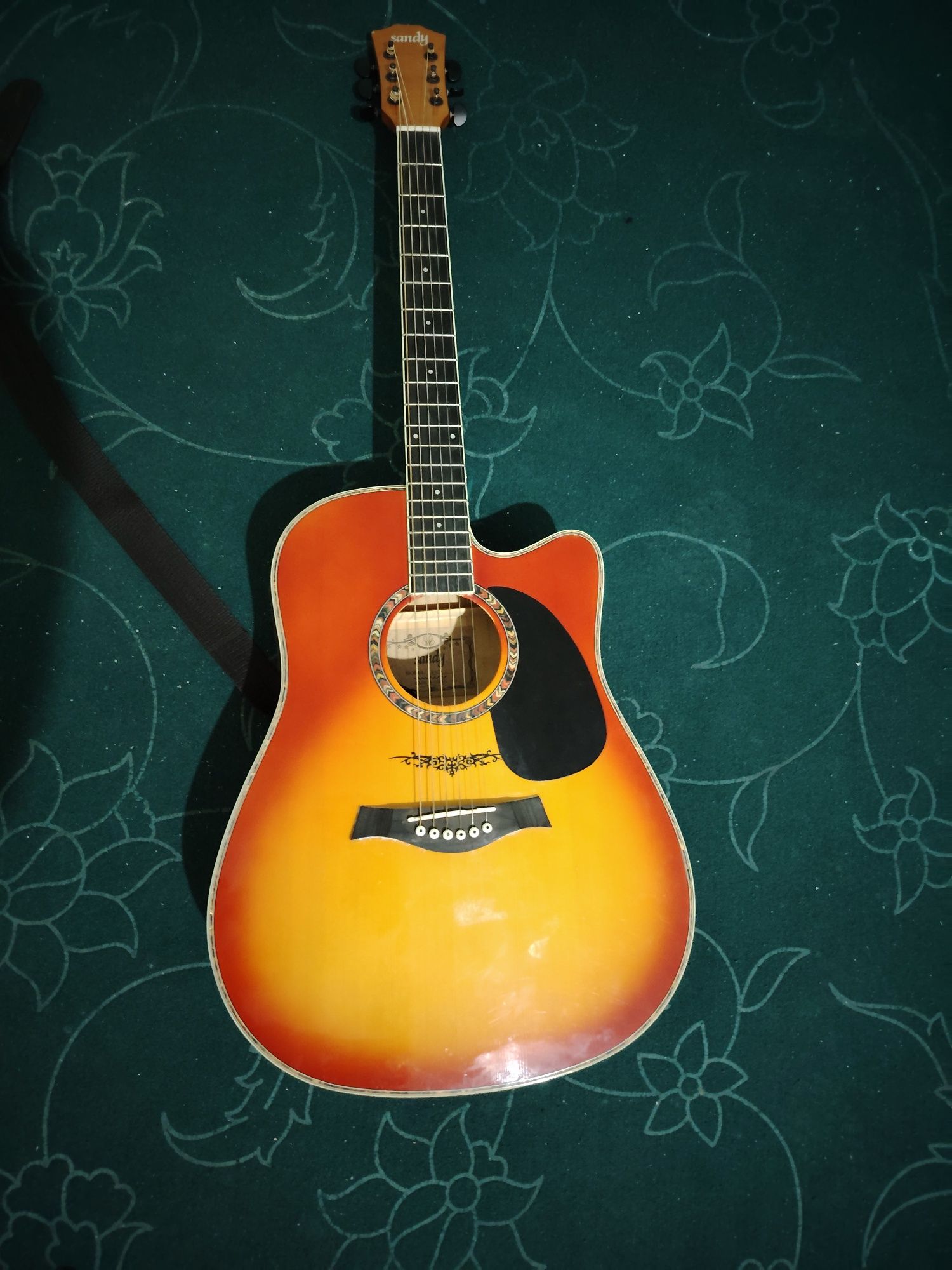 Elektro akustik gitara sotiladi