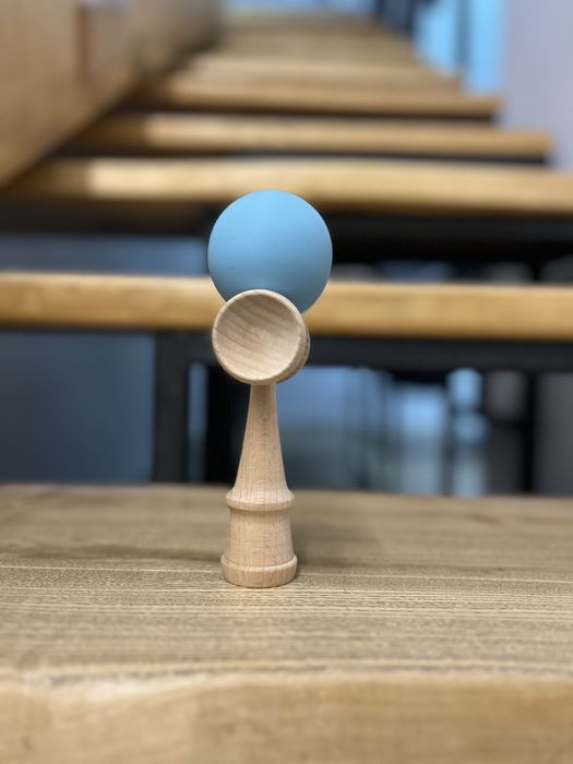 Kendama colorată în albastru