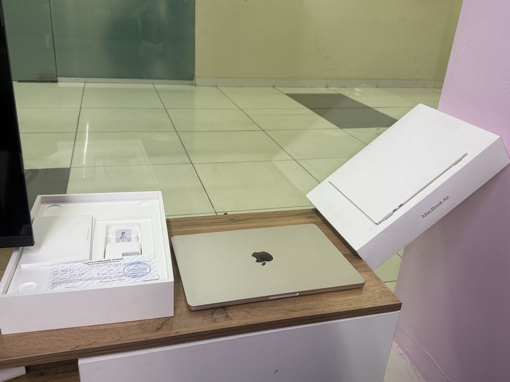 Apple MacBook Air 13.6 M3 2024 EAC Starlight/Макбук Аир М3 8/256 идеал
