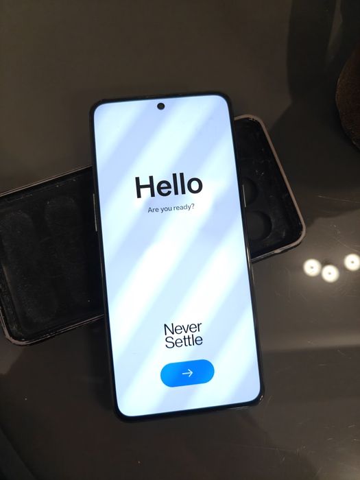 Oneplus 10T model 16 giga RAM capac spate crapat.