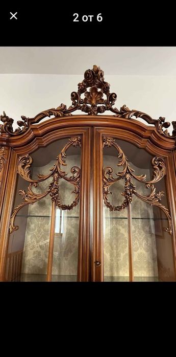 Масивна антикварна дървена витрина