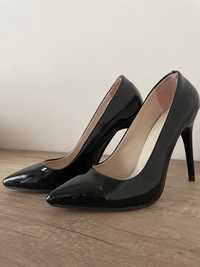 Дамски елегантни лачени обувки