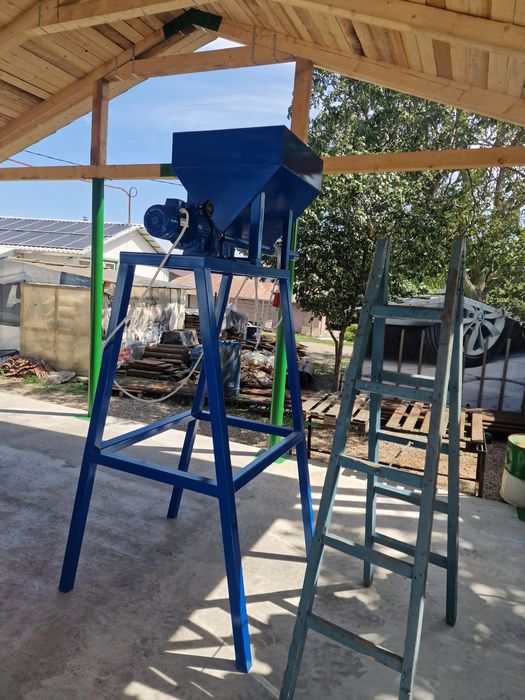 Snec dozator griu presa peleti .