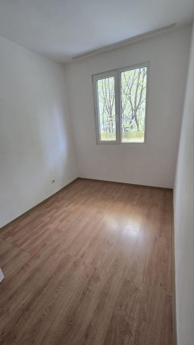 Дава се под наем Тристаен апартамент в Варна, Базар Левски - 70 кв.м за 390 € - Снимка #2