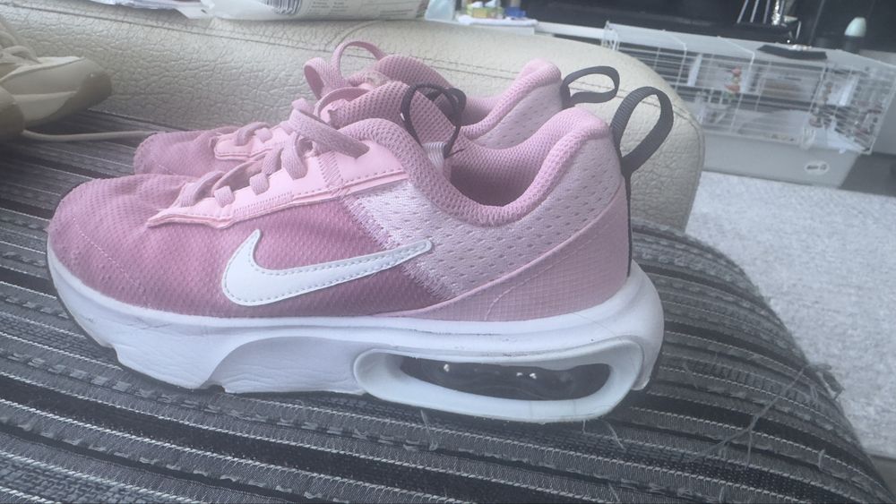 Детски спортни обувки ЗАРА и Найк