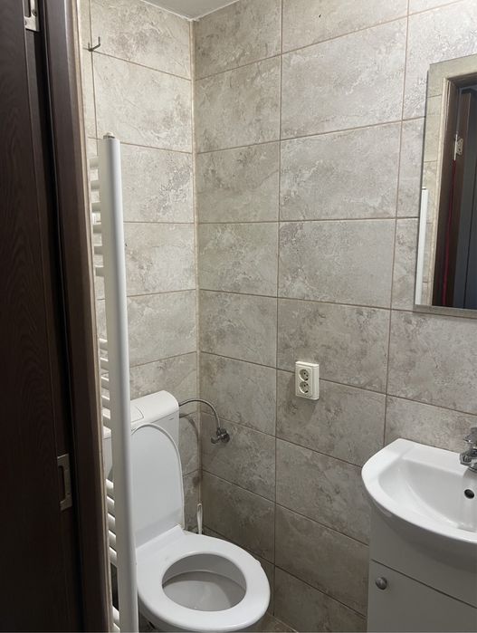 Inchiriez camera cu bucatarie si baie