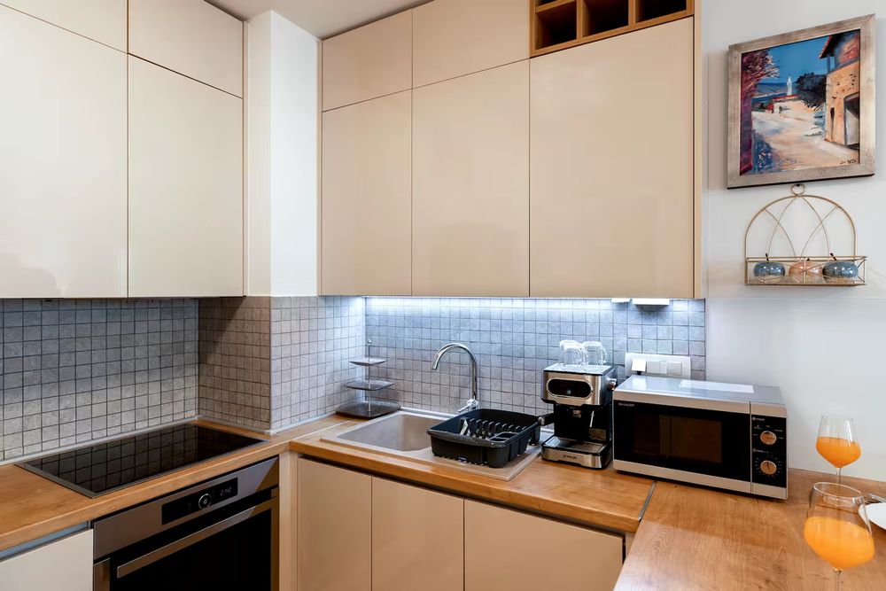 Дава се под наем Тристаен апартамент в София, Студентски град - 100 кв.м за 586.5 € - Снимка #1