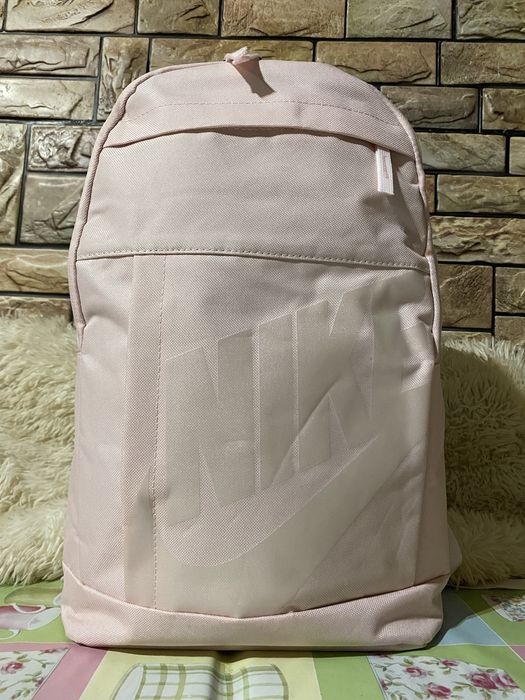 Оригинална раница Найк…два цвята.Много добро качество.С две отделени.