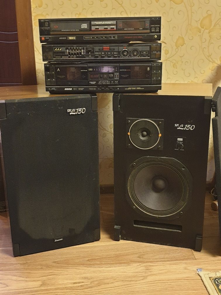 Продам аудио комплект (колонки усилитель  CD проигрыватель и магнитоф)