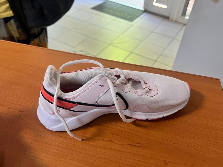 Vind Adidas Nike mărimea 37,5