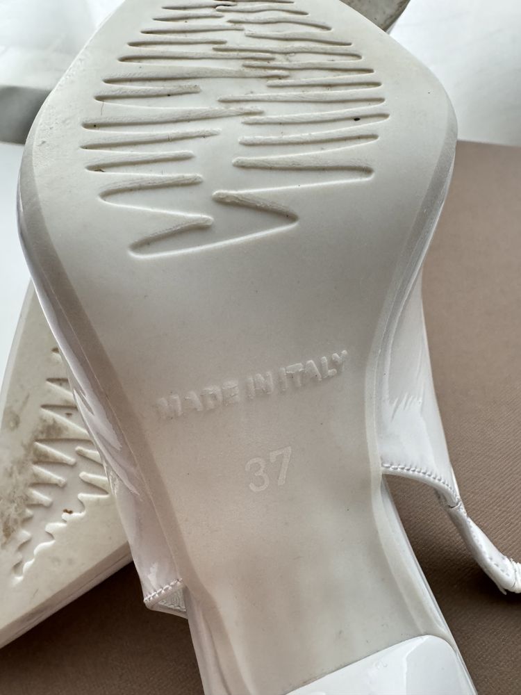 (37) Бели обувки от естествена кожа лак