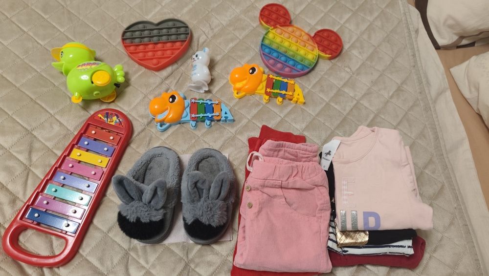 Лот от дрешки 18-24м,пантофки и играчки