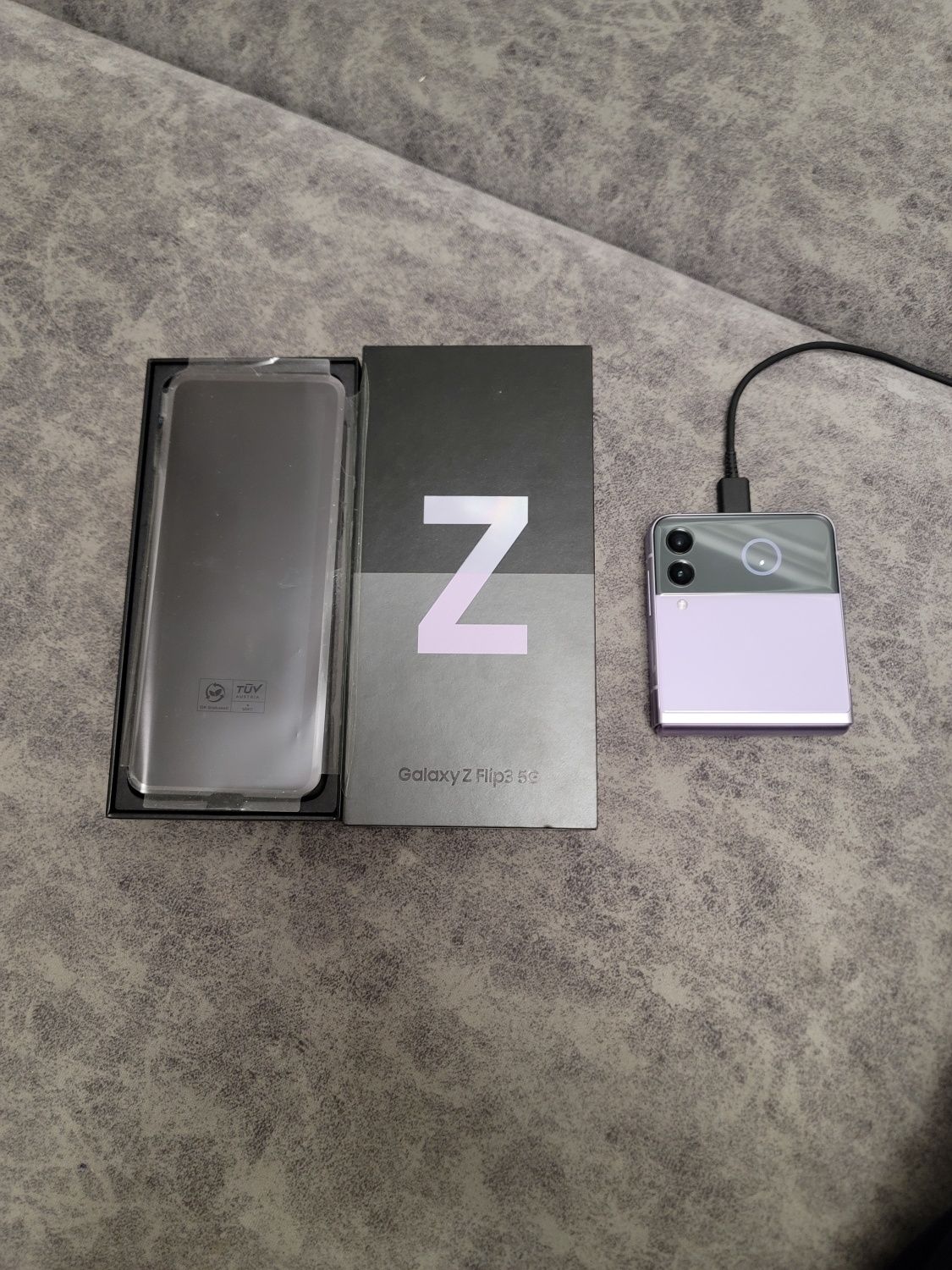 Продам или обменяю телефон Samsung Z flip 3