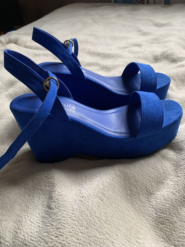 Нови сини сандали
