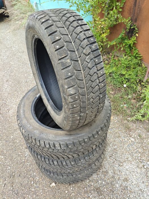Продам зимние шипованные шины 205/55/R16