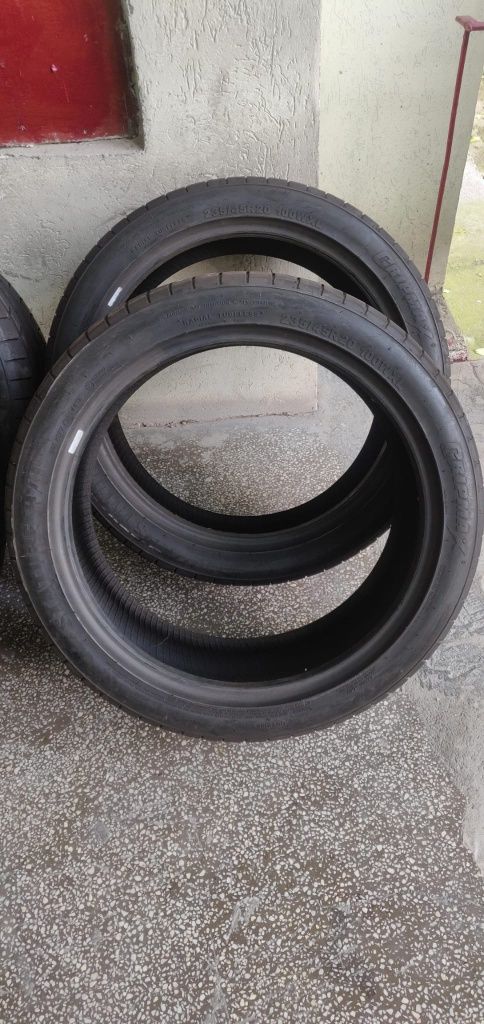 Anvelope vara 235/45 /R20