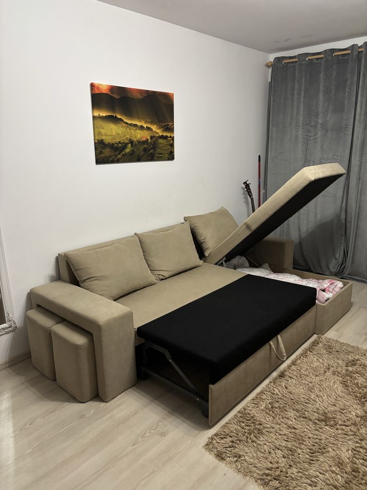 Coltar extensibil cu lada si 2 tabureti - ca nou
