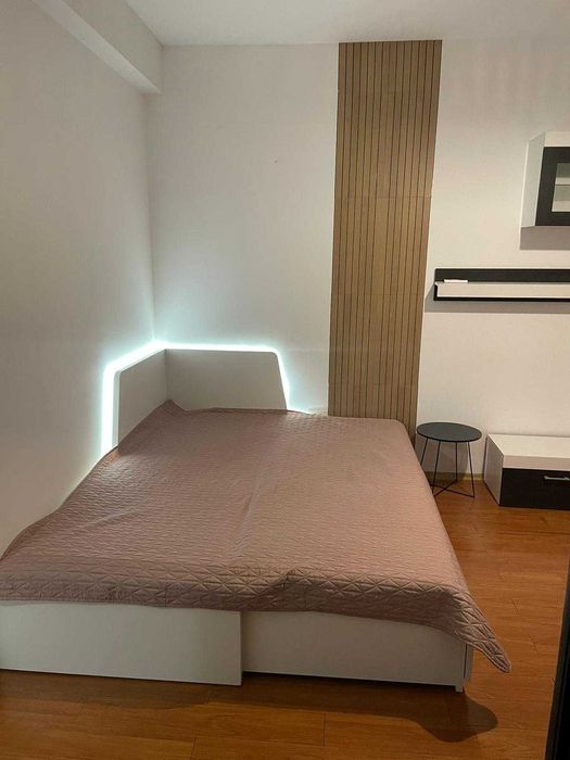 Garsoniera mobilata cu birou si bucatarie inchisa